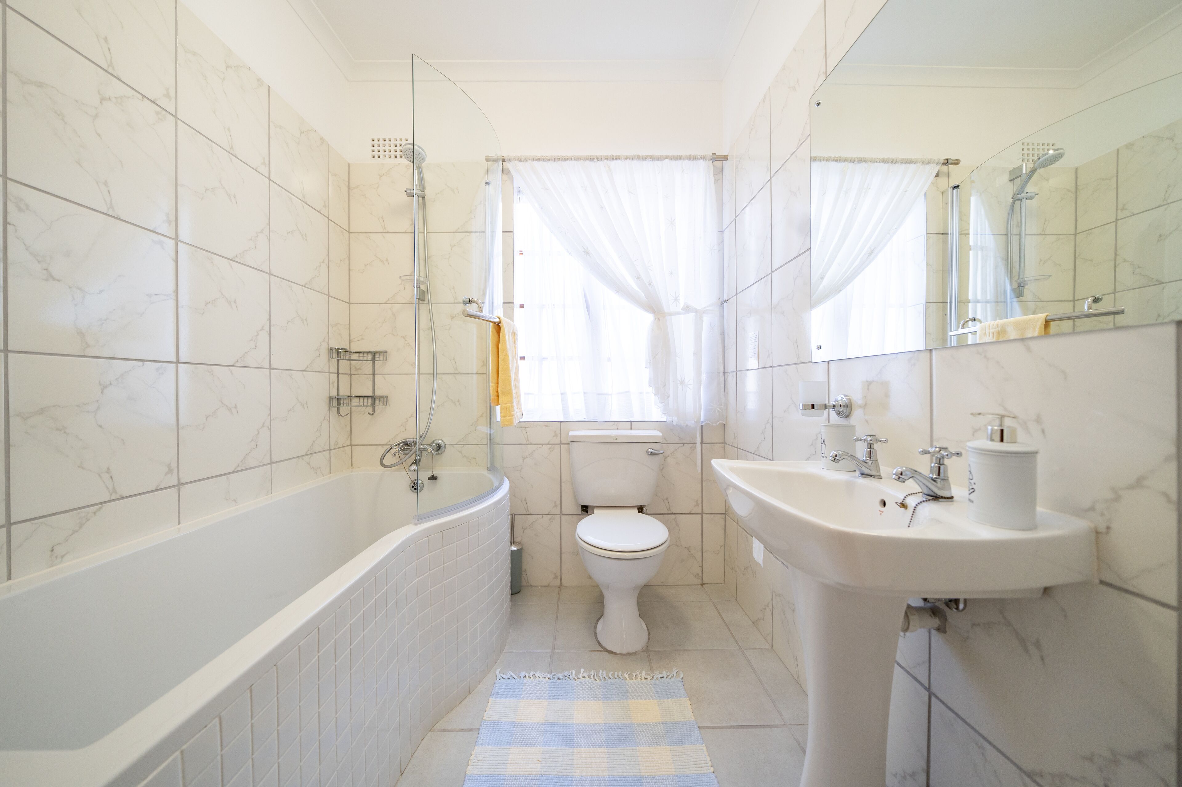 Un baño con bañera, inodoro y lavabo.