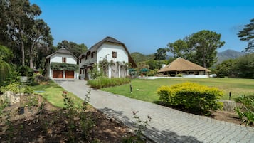 Vista frontal de la propiedad