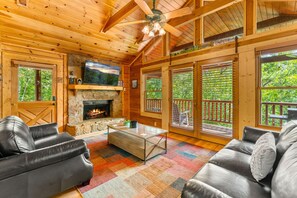 Télévision, cheminée, baby-foot