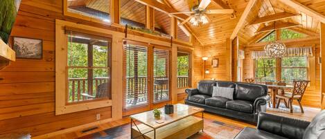 テレビ、暖炉、テーブルサッカー台