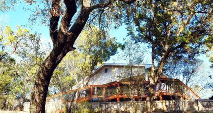 Bandera/Pipe Creek House on Medina River-Large Deck with beautiful view