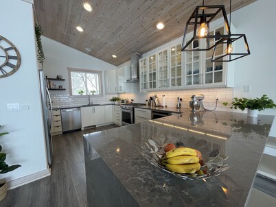 Luxury 4 bed/ 3.5 bath villa, 30 min to Yellowstone Park
