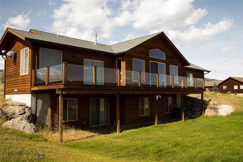 Luxury 4 bed/ 3.5 bath villa, 30 min to Yellowstone Park