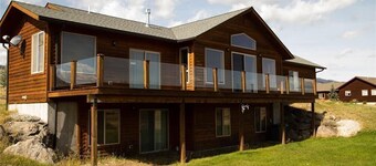Luxury 4 bed/ 3.5 bath villa, 30 min to Yellowstone Park