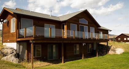 Luxury 4 bed/ 3.5 bath villa, 30 min to Yellowstone Park