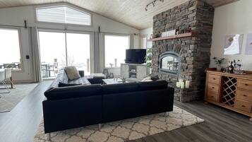 Smart TV, fireplace, books, stereo