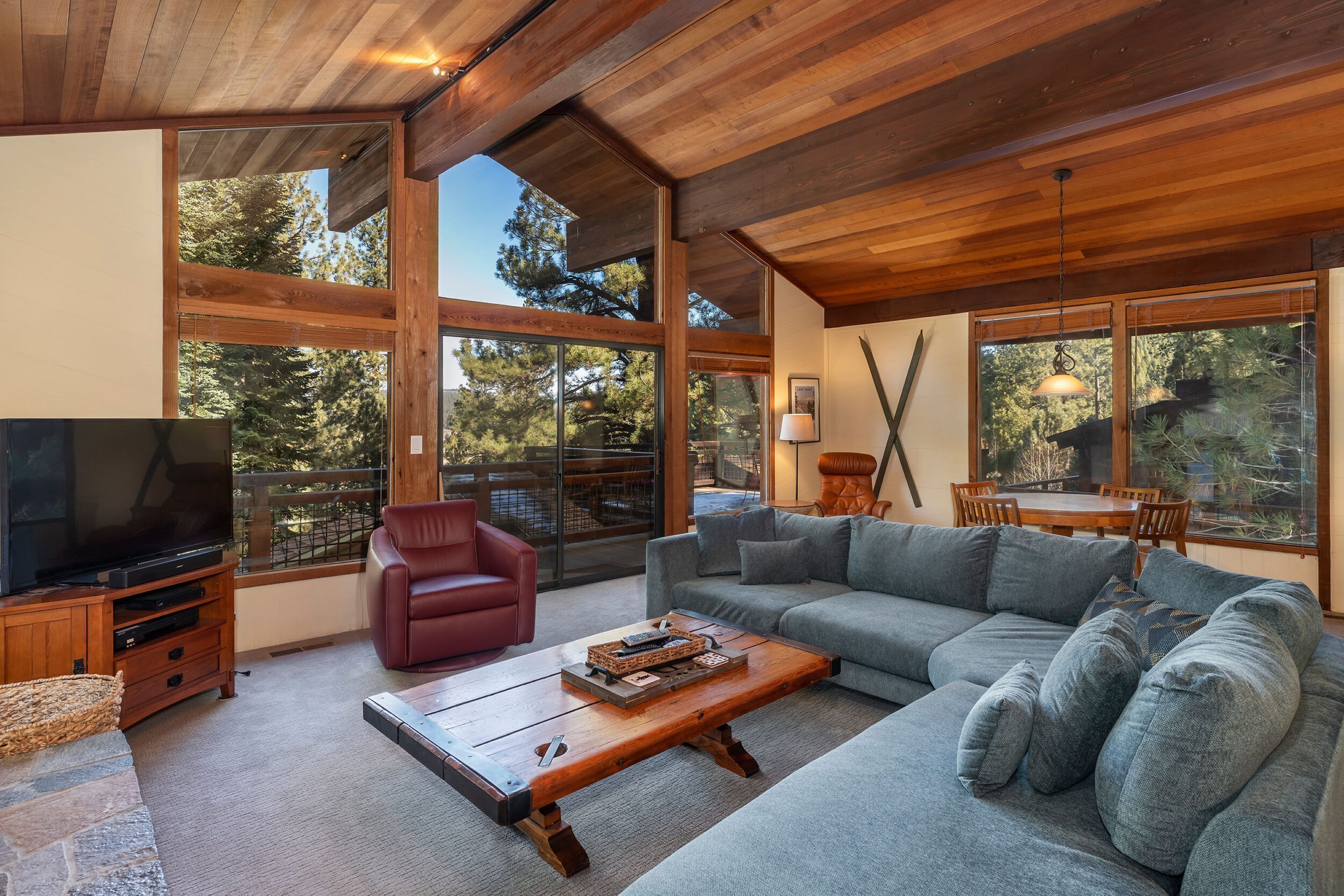 House, 4 Bedrooms | Living room | TV