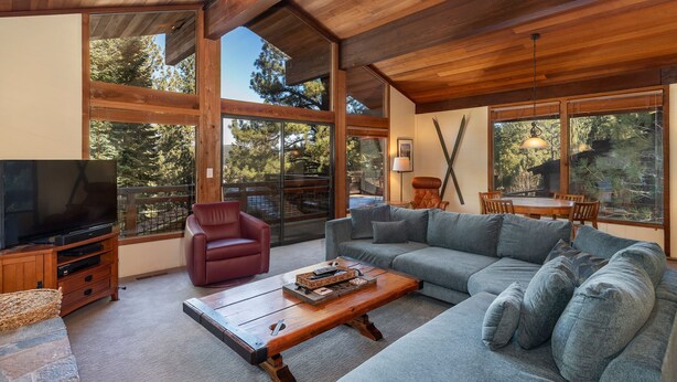 House, 4 Bedrooms | Living room | TV