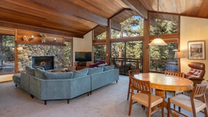 House, 4 Bedrooms | Living room | TV