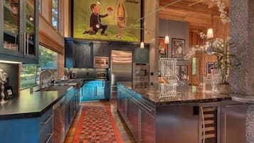 House, 4 Bedrooms | Private kitchen | Cookware/dishes/utensils