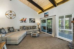 Condo, 3 Bedrooms | Living room