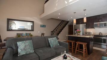 Condo, 2 Bedrooms | Living room