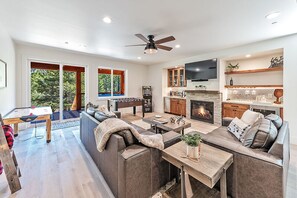 House, 4 Bedrooms | Living room | TV