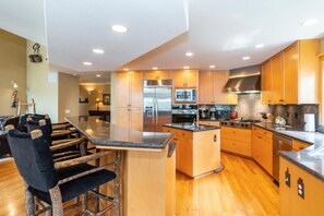 House, 4 Bedrooms | Private kitchen