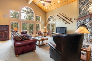 House, 4 Bedrooms | Living room