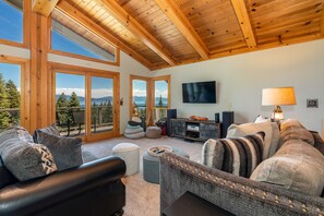 Duplex, 3 Bedrooms | Living area