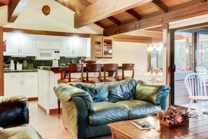 Interior - Tahoe Taverns 101 by Tahoe Mountain Properties (Tahoe City)