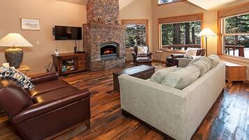 House, 3 Bedrooms | Living room | TV