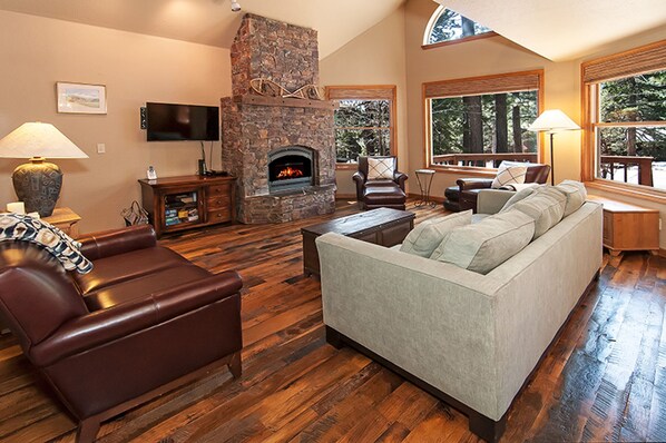 House, 3 Bedrooms | Living room | TV - Oslo's Hideaway by Tahoe Mountain Properties (Truckee)