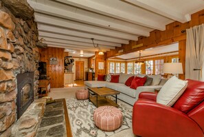 House, 4 Bedrooms | Living room