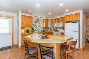 Casa, 4 quartos | Cozinha privada | Talheres/pratos/utensílios de cozinha