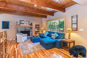 Bungalow, 4 Bedrooms | Living room