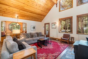 Talo, 2 makuuhuonetta | Oleskelualue | Televisio