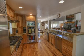 House, 4 Bedrooms | Private kitchen