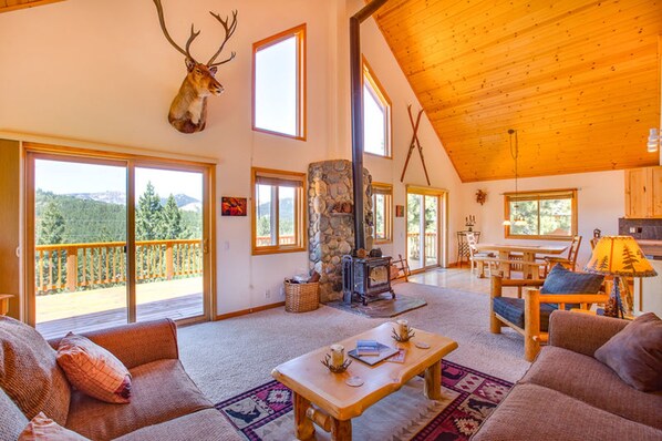 House, 3 Bedrooms | Living room | TV - Pinnacle Vista by Tahoe Mountain Properties (Truckee)