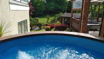 Banyera d'hidromassatge a l'aire lliure