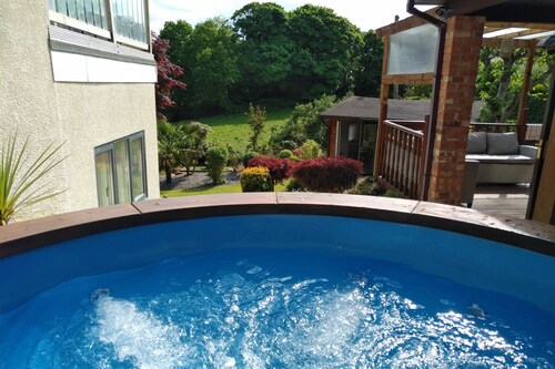 Luxury Private Accommodation & Hot Tub Set Within Gardens With Summer House