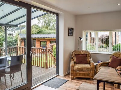 Luxury Private Annexe & Hot Tub Set Within Gardens With Summer House