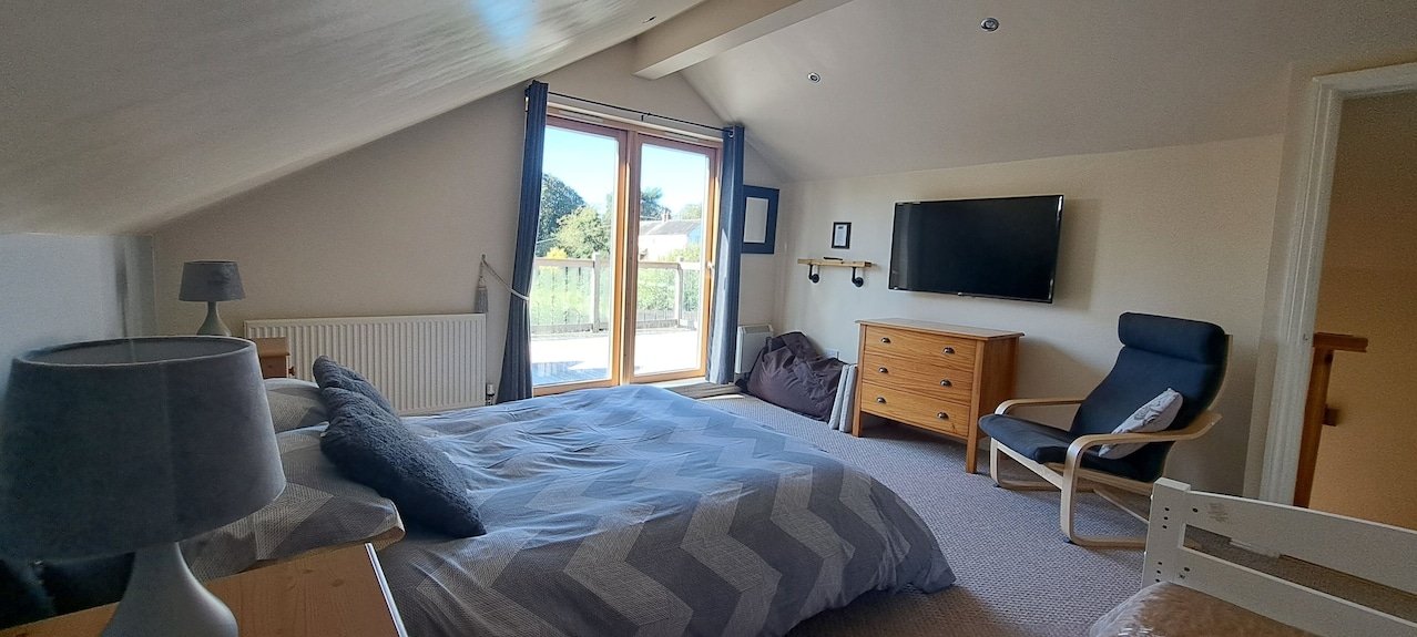 Luxury Private Annexe & Hot Tub Set Within Gardens With Summer House - Cheshire