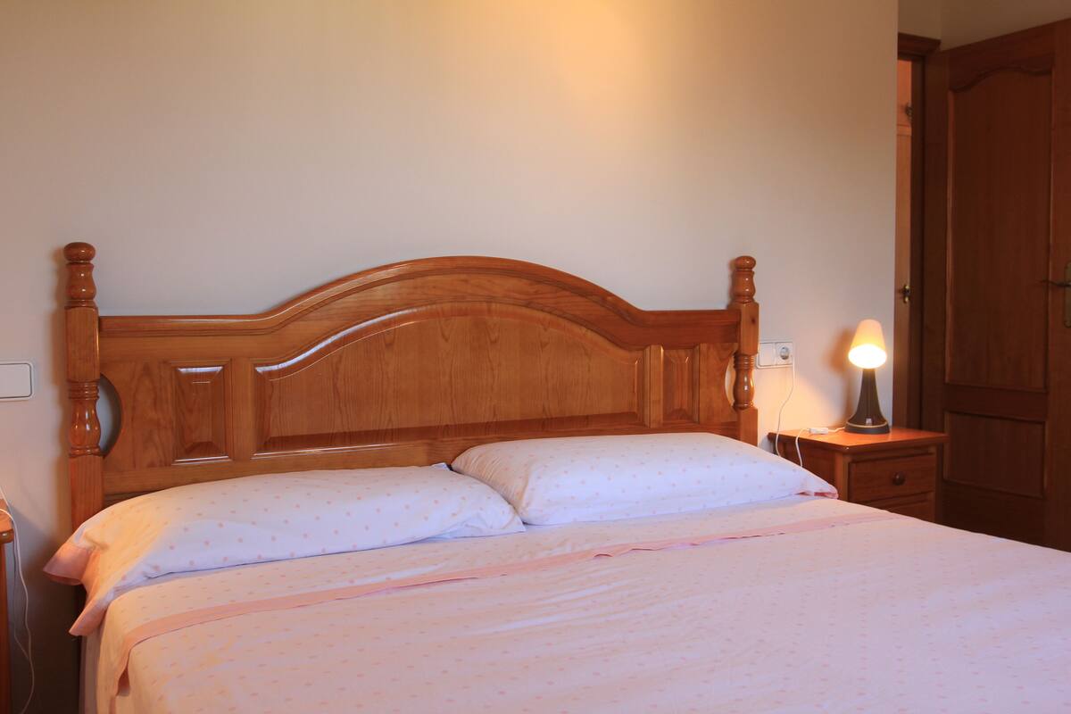 Cubrecamas, wifi gratis, decoración personalizada y muebles diferentes