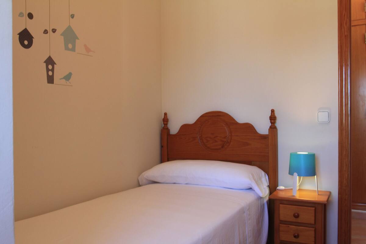 Cubrecamas, wifi gratis, decoración personalizada y muebles diferentes