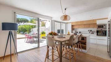 Een koelkast, een microgolfoven, een oven, een kookplaat