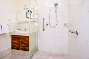 Dusche, Haartrockner, Handtücher, Toilettenpapier