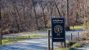 A sign for Kelly's B&B in Heritage Glen Farm.