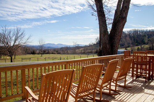Cottage on Working Turkey and Bee Farm in the Heart of Crozet