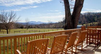 Cottage on Working Turkey and Bee Farm in the Heart of Crozet