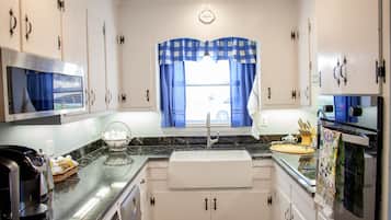 雪櫃、微波爐、焗爐、爐具