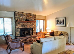 Smart TV, fireplace, DVD player, books - *Peace+Pines Paradise* - Cozy Luxury in the Forest (Parks)