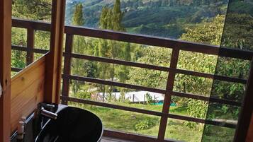 Shower, rainfall showerhead, free toiletries, hair dryer