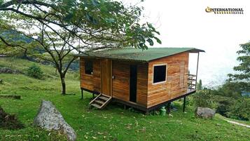 Vista frontal de la propiedad