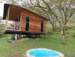 Luxury Cabin, 1 Queen Bed, Hot Tub, Mountain View | Private spa tub - Reserva Tororoi (Copacabana)