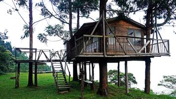 Casa de árbol superior, 1 cama Queen size, hidromasaje, vista a la ciudad | 1 habitación, ropa de cama de alta calidad y camas Tempur-Pedic