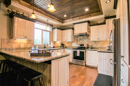 Luxury Cabin,Golf Course,Yellowstone, Stunning Mountain Views,Tubing, Rafting,
