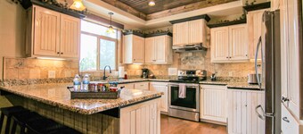 Luxury Cabin,Golf Course,Yellowstone, Stunning Mountain Views,Tubing, Rafting,