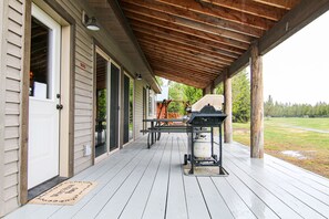 Terrace/patio - Luxury Cabin,Golf Course,Yellowstone, Stunning Mountain Views,Tubing, Rafting, (Island Park)