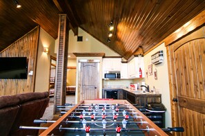 Game room - Luxury Cabin,Golf Course,Yellowstone, Stunning Mountain Views,Tubing, Rafting, (Island Park)